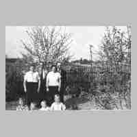 094-0100 Ida und Gustav Adomeit mit den Kindern und der Familie Norreisch im Garten des Hauses.jpg